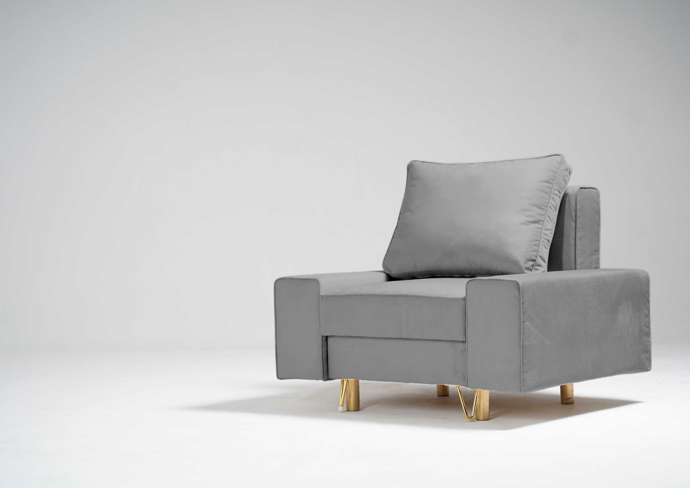 Szary fotel na złotych nogach